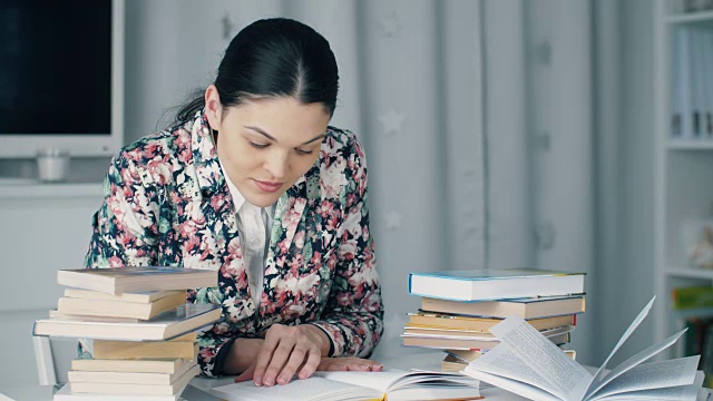 女人在看书视频素材