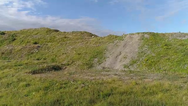 飞过一座小山视频素材