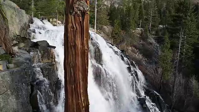 环绕鹰瀑布飞行，巨大的瀑布在太浩湖，加利福尼亚视频素材