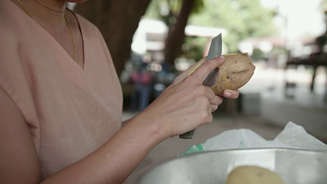 年轻女子正在削土豆皮视频素材