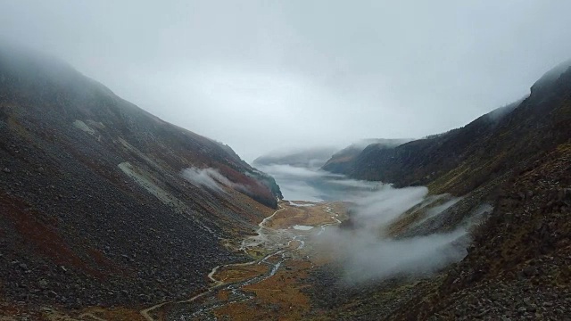 爱尔兰威克洛山脉美丽的格兰德洛湖鸟瞰图。视频素材