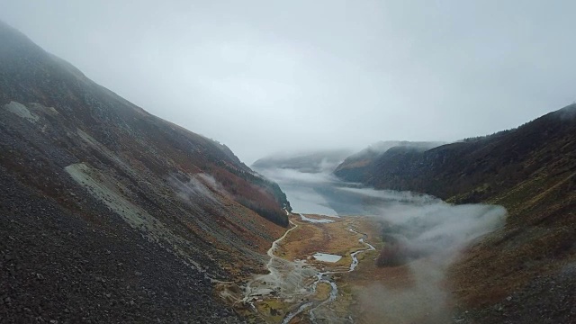 爱尔兰威克洛山脉美丽的格兰德洛湖鸟瞰图。视频素材