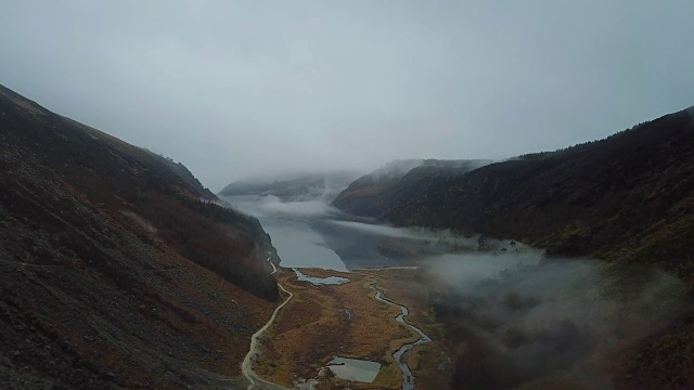 爱尔兰威克洛山脉美丽的格兰德洛湖鸟瞰图。视频素材