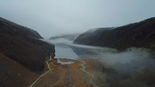 爱尔兰威克洛山脉美丽的格兰德洛湖鸟瞰图。视频素材