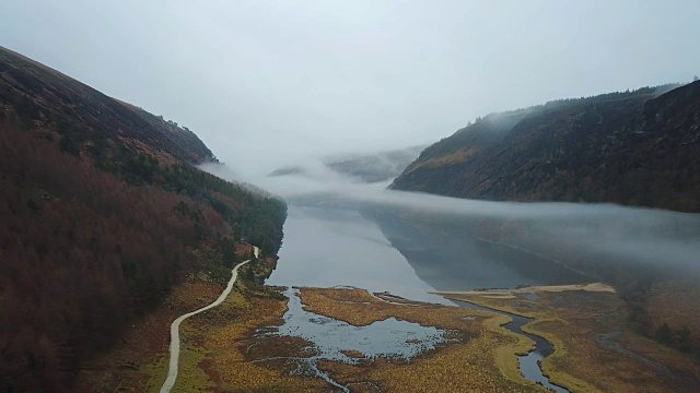 爱尔兰威克洛山脉美丽的格兰德洛湖鸟瞰图。视频素材