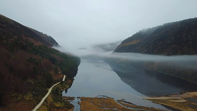 爱尔兰威克洛山脉美丽的格兰德洛湖鸟瞰图。视频素材