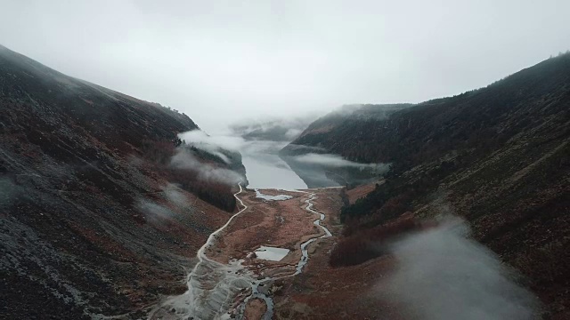 爱尔兰威克洛山脉美丽的格兰德洛湖鸟瞰图。视频素材