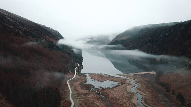 爱尔兰威克洛山脉美丽的格兰德洛湖鸟瞰图。视频素材