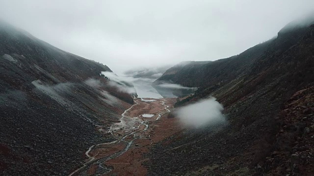 爱尔兰威克洛山脉美丽的格兰德洛湖鸟瞰图。视频素材