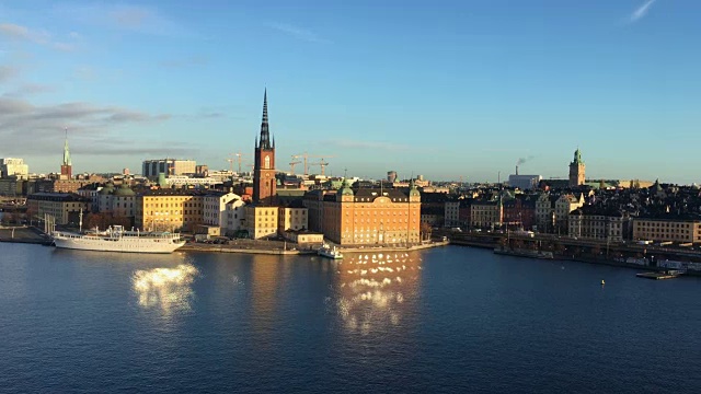 斯德哥尔摩天际线全景与Riddarholmen在日出，瑞典视频素材