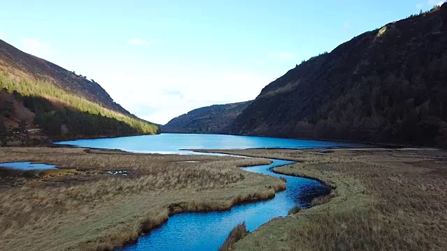 爱尔兰威克洛山脉美丽的格兰德洛湖鸟瞰图。视频素材