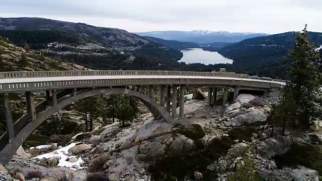 向唐纳山口大桥后退视频素材