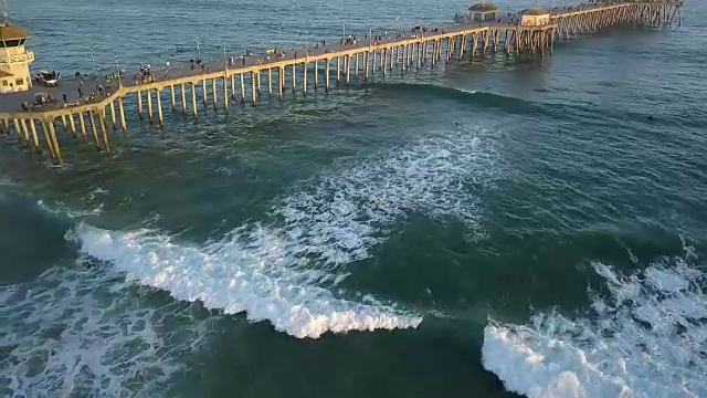 加州亨廷顿海滩冲浪者航拍日落视频下载