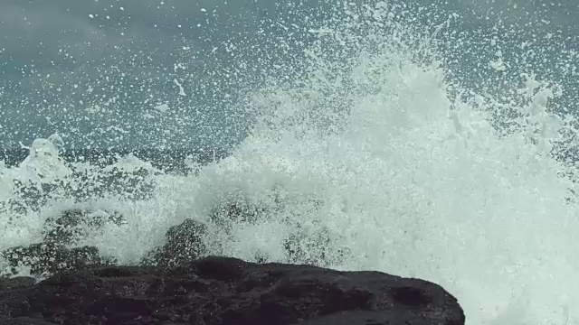 慢镜头:汹涌的海浪溅过智利空荡荡的岩石海滩。视频素材