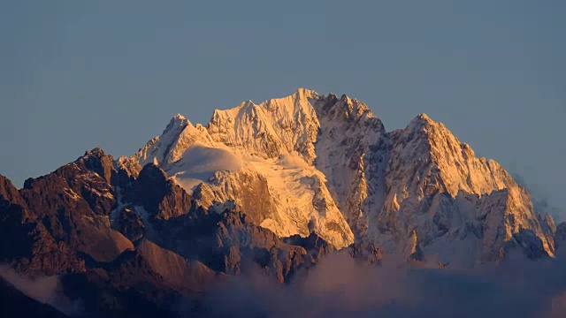 玉龙山的时间流逝，中国丽江，在多云的早晨。视频素材