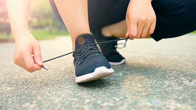 女人正在系她的运动鞋视频素材