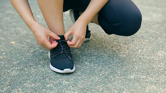 女人正在系她的运动鞋视频素材