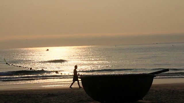 海浪在沙滩上冲浪的景象视频素材