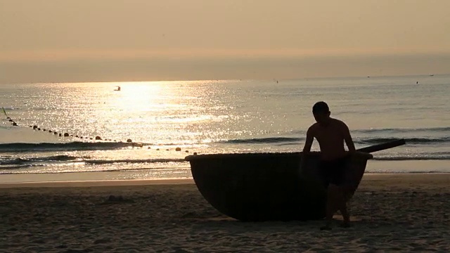 海浪在沙滩上冲浪的景象视频素材