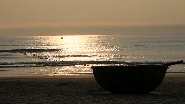 海浪在沙滩上冲浪的景象视频素材