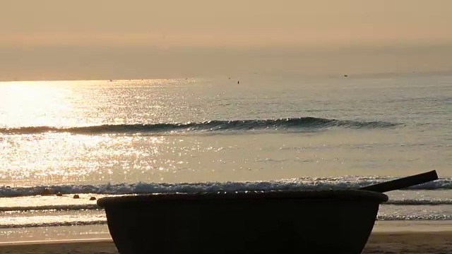 海浪在沙滩上冲浪的景象视频素材