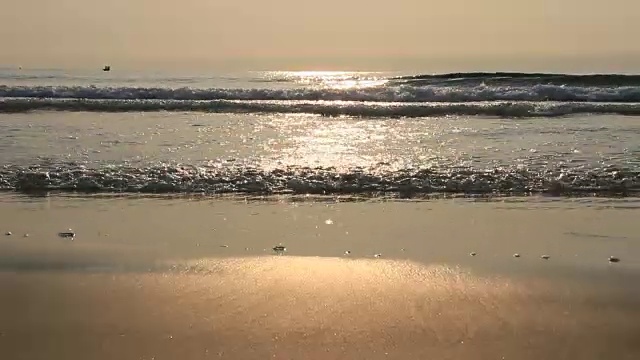 海浪在沙滩上冲浪的景象视频素材