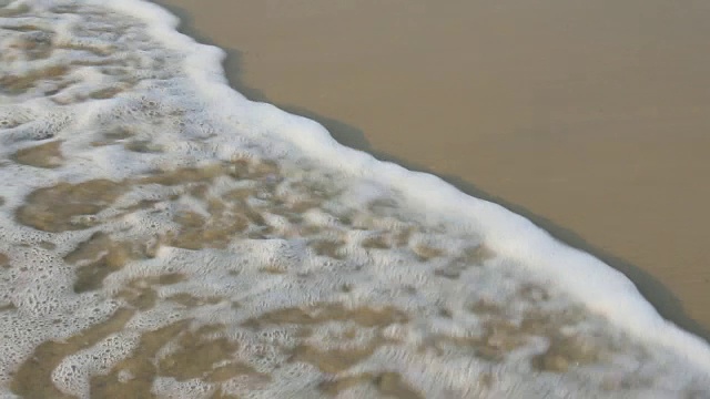 海浪在沙滩上冲浪的景象视频素材