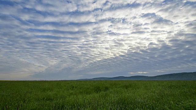 田野景观日出与云天，米尔滕贝格，弗兰科尼亚，巴伐利亚，德国视频素材