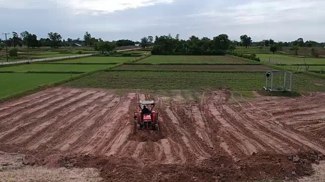 田间耕作鸟瞰图视频素材