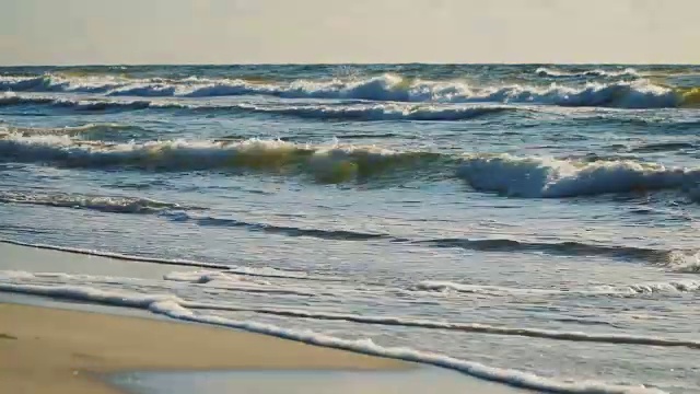 夏天日落时的海浪视频素材