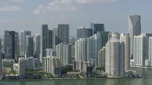 在迈阿密的Brickell Key的轨道拍摄视频素材