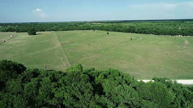 在德克萨斯州科西嘉纳的农场和牲畜上空的空中盘视频素材