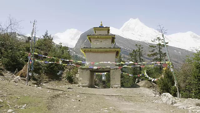 在尼泊尔喜马拉雅山徒步旅行的游客穿过拱门离开村庄。视频素材