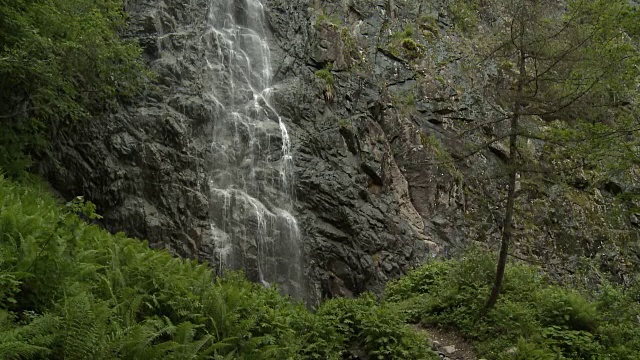 瀑布在Dolomiti视频素材