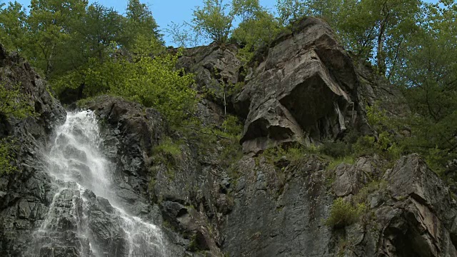 瀑布在Dolomiti视频素材