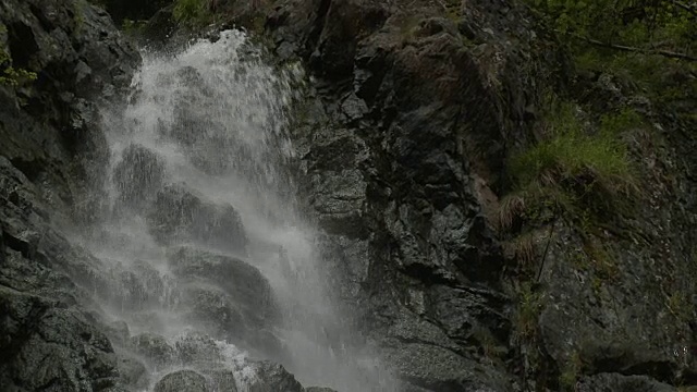 瀑布在Dolomiti视频素材