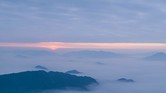 日出在早晨与美丽的山和雾，时间流逝视频素材