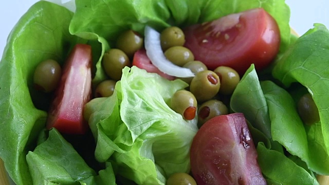 健康饮食:制作波士顿生菜沙拉视频素材