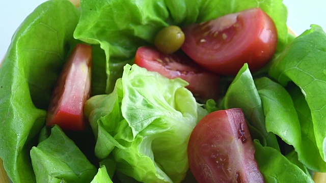 健康饮食:制作波士顿生菜沙拉视频素材