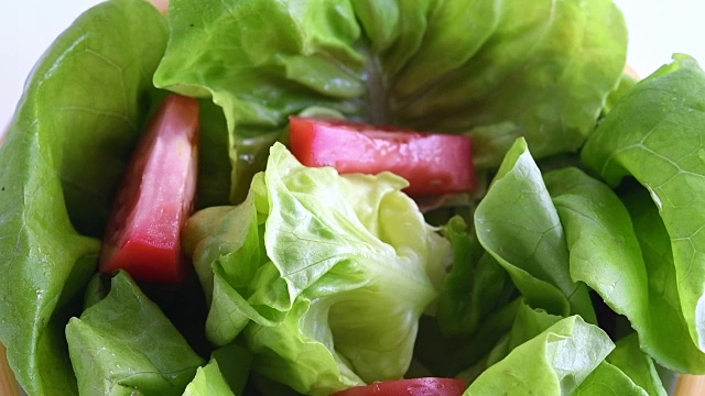 健康饮食:制作波士顿生菜沙拉视频素材