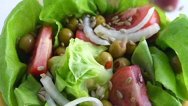 健康饮食:制作波士顿生菜沙拉视频素材