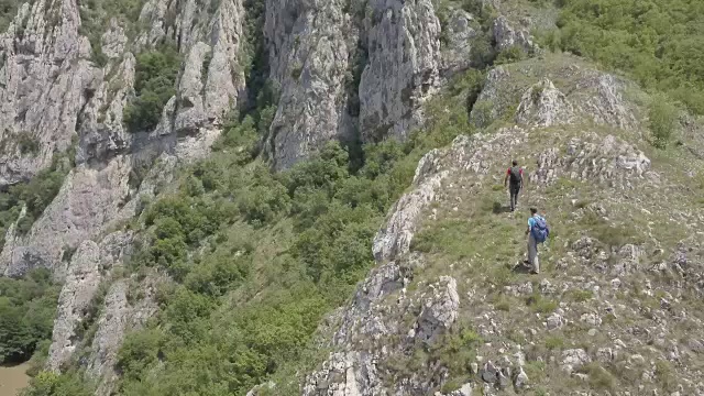 奔向群山……视频素材