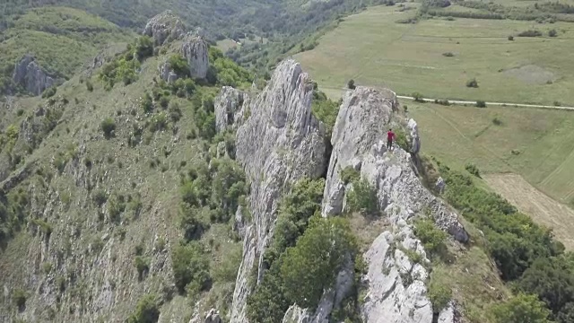 再爬一座山视频素材