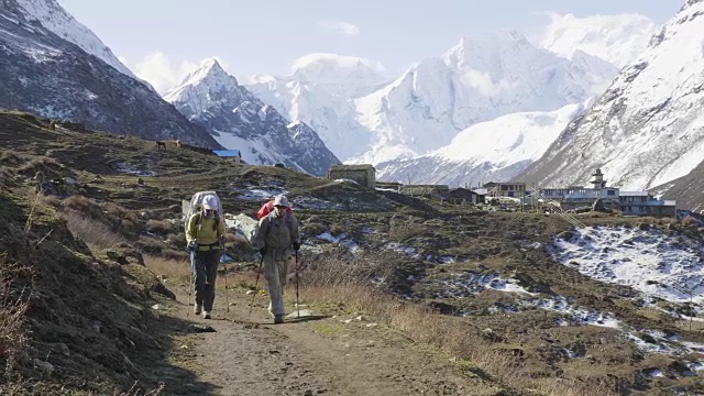 两名背包客在尼泊尔的拉克山口徒步旅行。Manaslu区域。视频素材