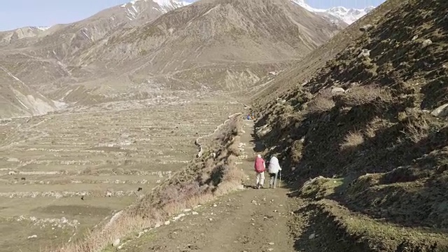 两名背包客在尼泊尔的拉克山口徒步旅行。Manaslu区域。视频素材