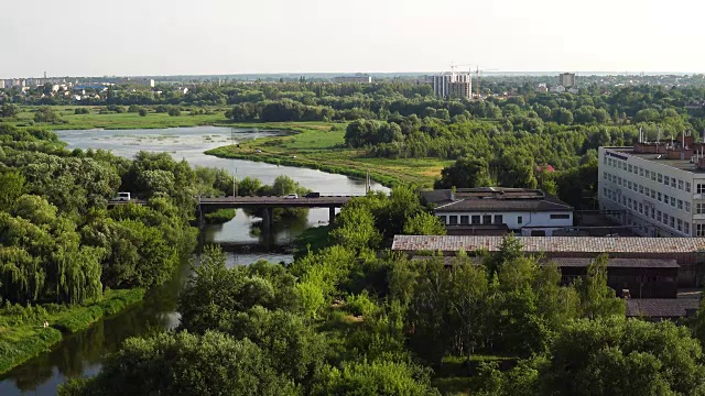 2018年27日，乌克兰卢茨克桥上的车辆流量视频下载