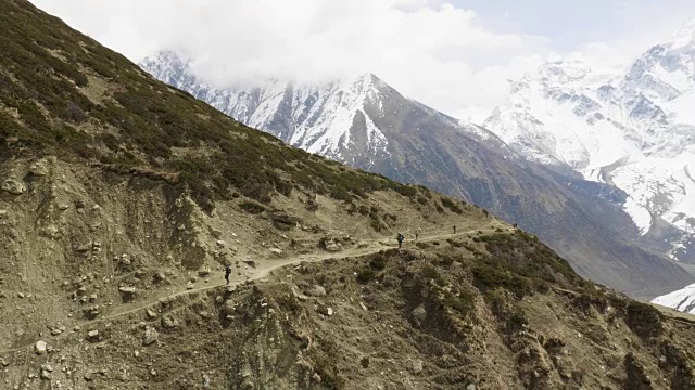 许多背包客在尼泊尔的拉克山口徒步旅行。Manaslu区域。视频素材