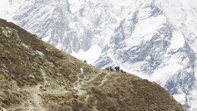 许多背包客在尼泊尔的拉克山口徒步旅行。Manaslu区域。视频素材