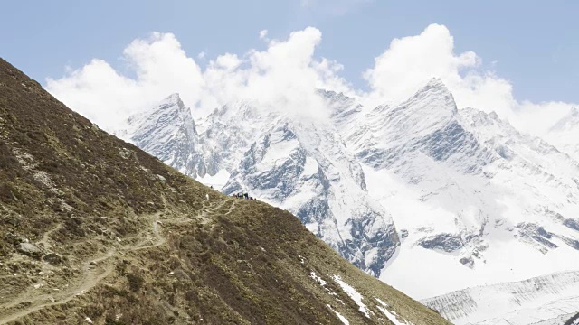 许多背包客在尼泊尔的拉克山口徒步旅行。Manaslu区域。视频素材