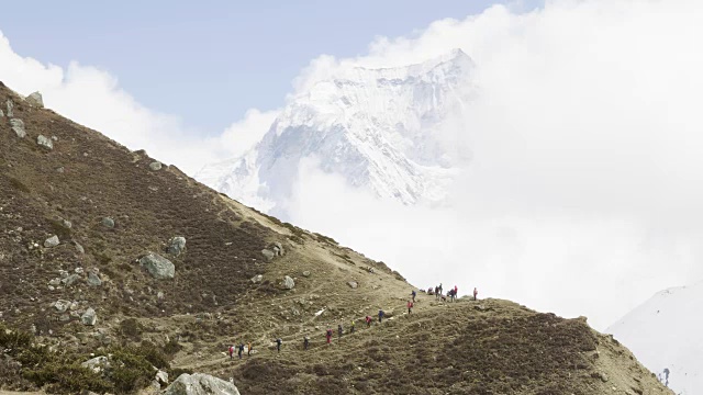 许多背包客在尼泊尔的拉克山口徒步旅行。Manaslu区域。视频素材